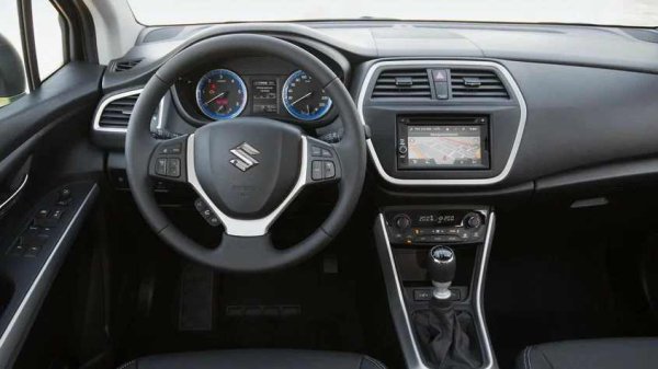 Интериорът на SX4 изглежда прилично, но японците очевидно са спестили от материали &ndash; навсякъде доминира твърда пластмаса. С времето панелите очаквано започват да скърцат. Нещата стават по-зле заради капризите на материала към температурата: ако колата се пече дълго на слънце, горната част на централната конзола може да се деформира и да загуби формата си.

Какво да се направи?

Борбата с шумовете в купето изисква по-сериозен подход. Скърцането се лекува с облепване на сглобките с "антискрип" ленти (маделин). За да не се изметне таблото, през лятото е силно препоръчително да слагате слънцезащитна кора на предното стъкло.
